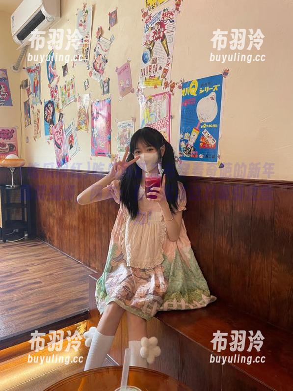 吃瓜网红 吃瓜网红发布穿着奇葩的新年服装视频,网友:春节就该这样吸引注意力!