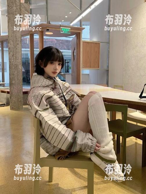 最新！网爆黑料：居然有俩人在大街上拉小手，还被拍到！